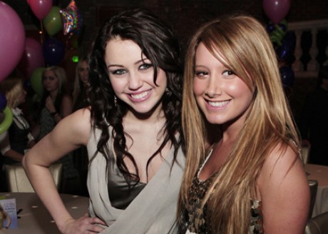 miley_cyrus_a_ashej_tisdale_4.jpg