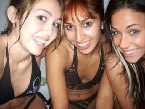miley_cyrus_bikini_bath2.jpg